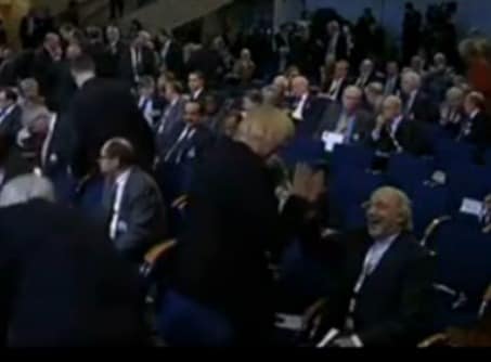 Un particolare saluto che ha fatto discutere non poco: Claudia Roth, parlamentare tedesca del movimento Green Germany, si avvicina, nel corso di una conferenza stampa, all’ambasciatore iraniano Reza Sheik Attar e “batte il cinque”. I costumi islamici vietano a un uomo di stringere la mano a una donna.