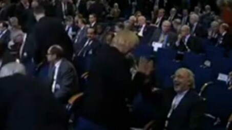 Un particolare saluto che ha fatto discutere non poco: Claudia Roth, parlamentare tedesca del movimento Green Germany, si avvicina, nel corso di una conferenza stampa, all’ambasciatore iraniano Reza Sheik Attar e “batte il cinque”. I costumi islamici vietano a un uomo di stringere la mano a una donna.