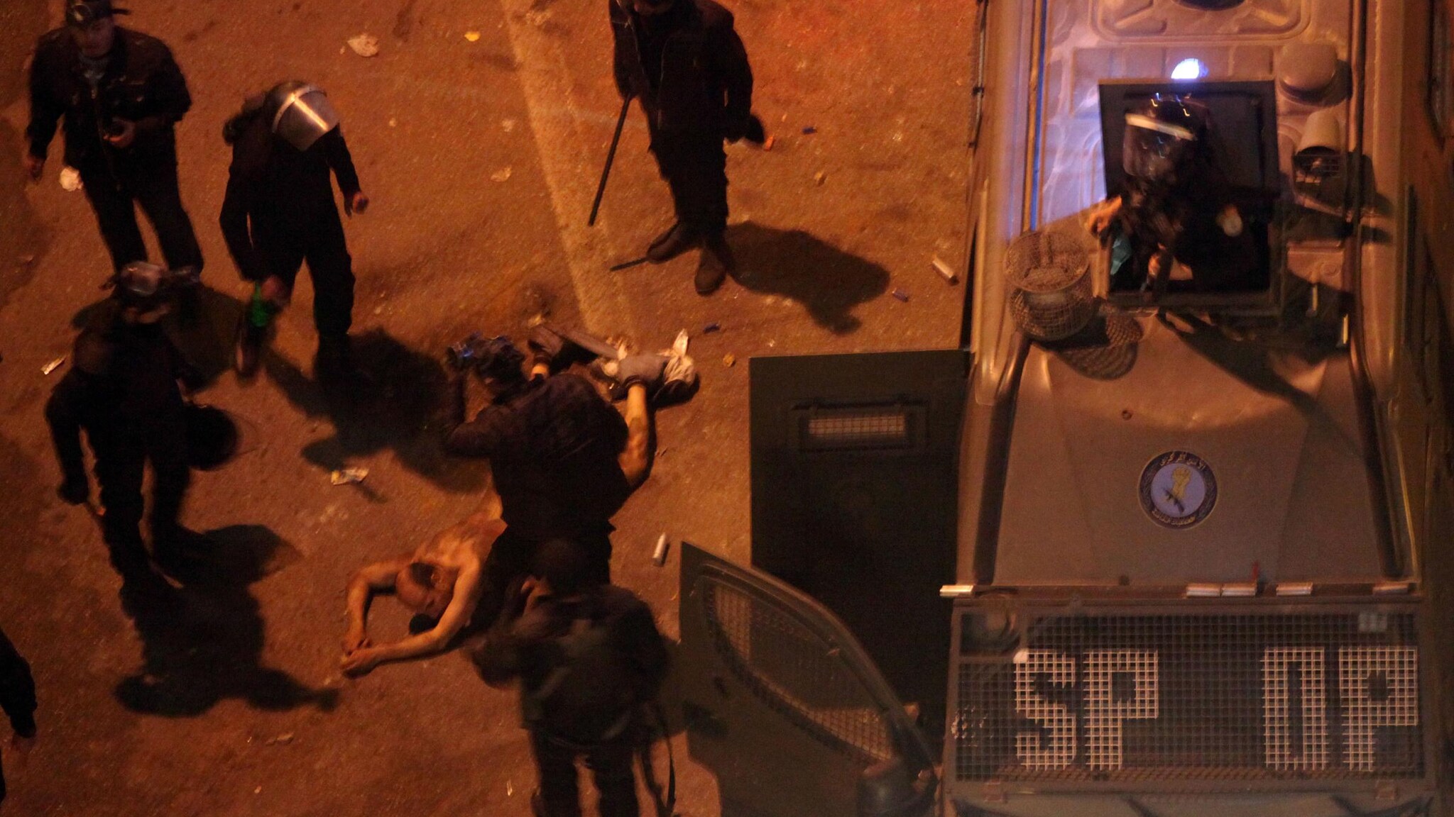 È diventato un caso politico il video che ritrae un momento degli ultimi scontri al palazzo presidenziale e che mostra un uomo malmenato dagli agenti della sicurezza. L’opposizione ha chiesto le dimissioni del Ministro dell’Interno.