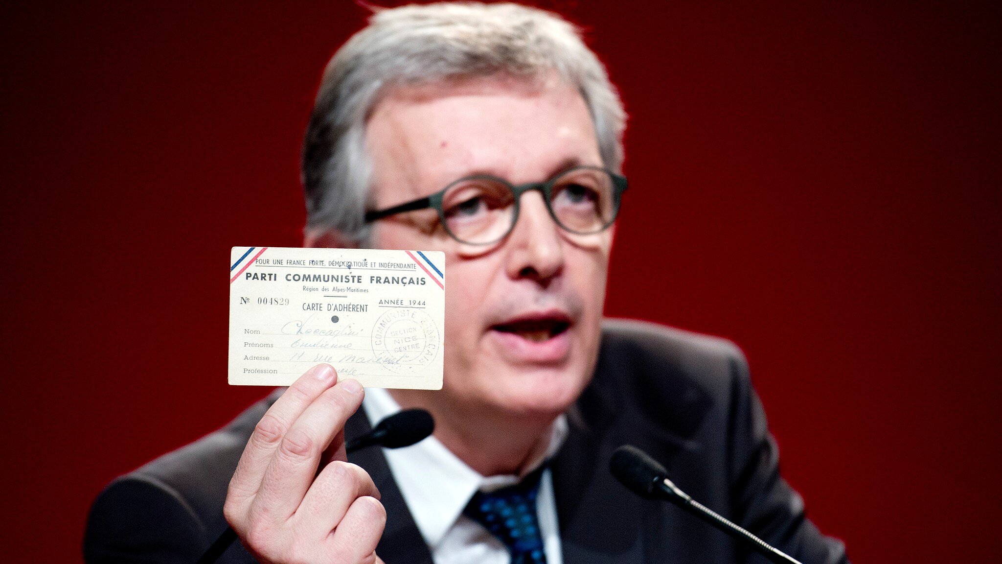 Il partito comunista in Francia abbandona il classico simbolo della falce e martello perché , hanno fatto sapere, non è così rilevante per la nuova generazione di comunisti. La decisione non è stata accolta con favore da tutti.