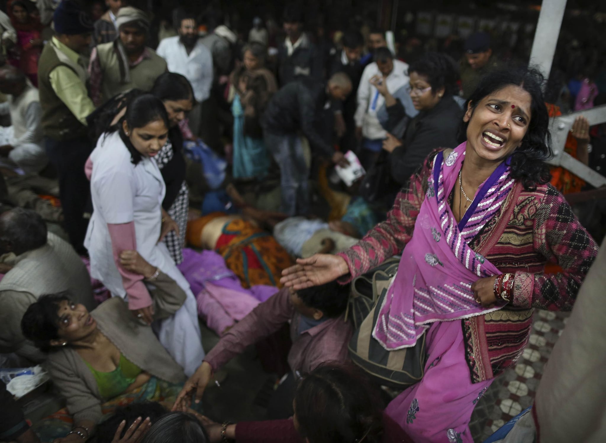 Almeno 36 persone sono rimaste uccise nella calca alla stazione ferroviaria di Allahabad, nel nord dell’India, dove si teneva la grande festa religiosa che ha richiamato sulle rive del Gange 30 milioni di persone.