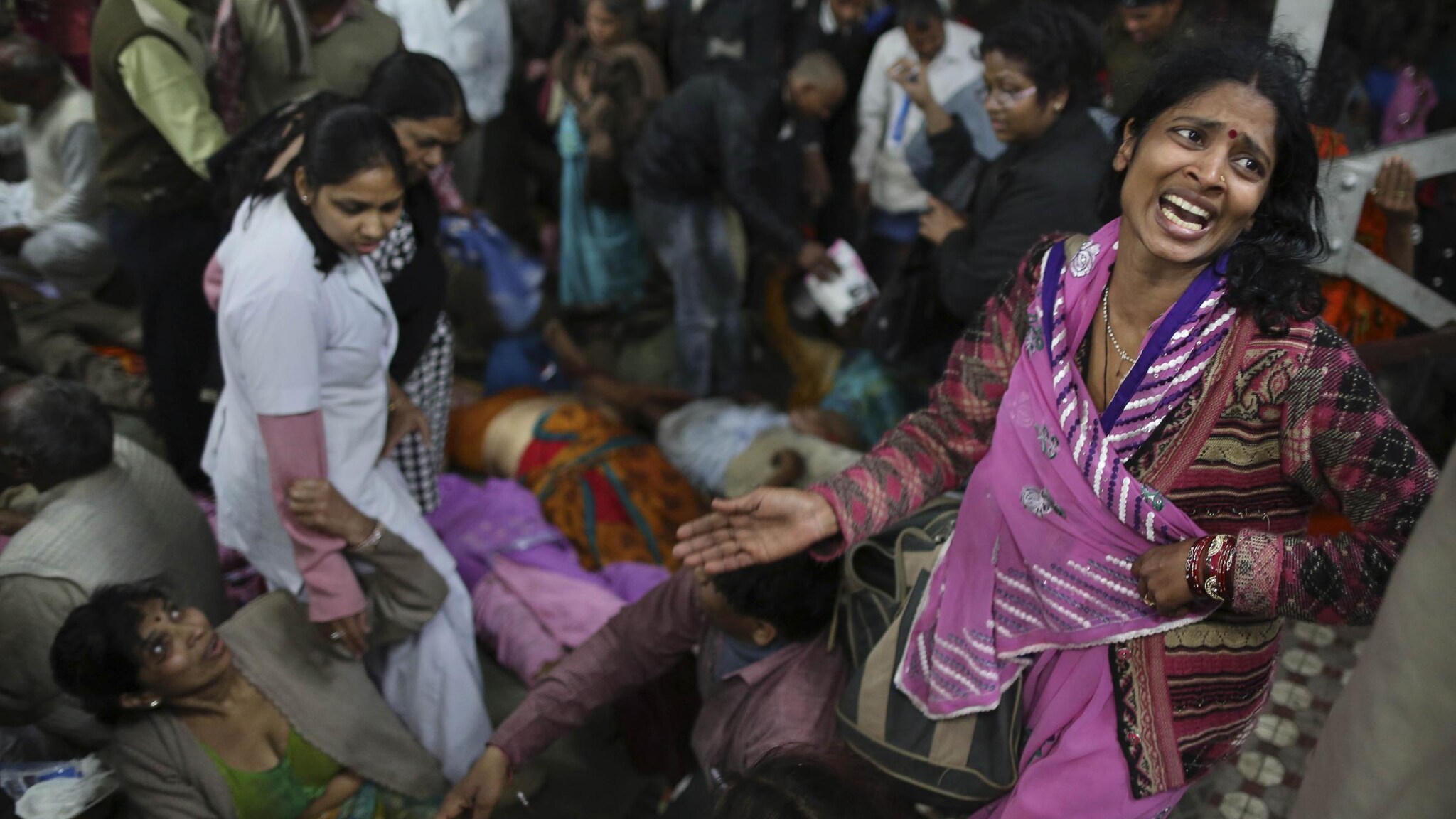 Almeno 36 persone sono rimaste uccise nella calca alla stazione ferroviaria di Allahabad, nel nord dell’India, dove si teneva la grande festa religiosa che ha richiamato sulle rive del Gange 30 milioni di persone.