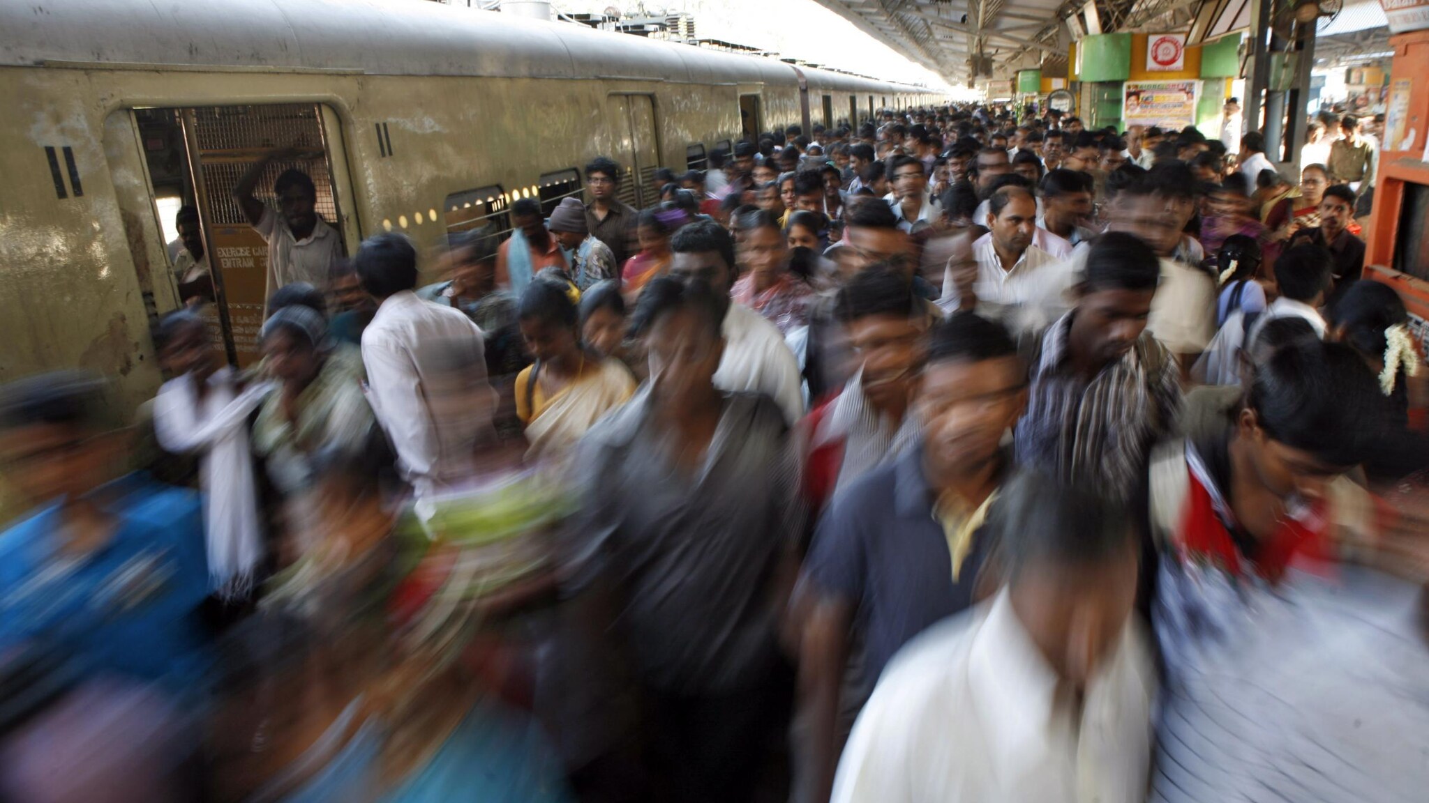 Tragedia in India dove due fratellini sono morti dopo essere stati investiti da un treno sui binari. La folla ha a sua volta voluto vendicare i piccoli uccidendo il dipendente delle ferrovie. L’uomo si era rifugiato in una stanza, gli aggressori hanno appiccato le fiamme.