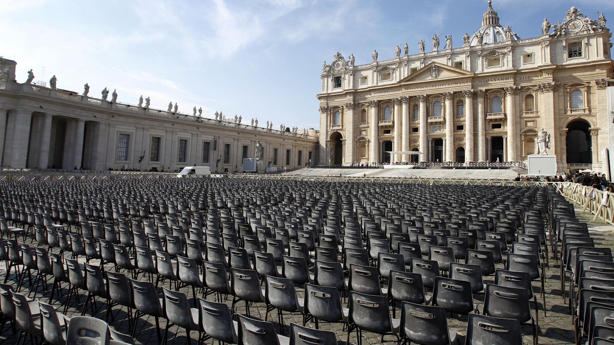 Sono attese oltre 50mila persone oggi in piazza San Pietro per l’ultima udienza generale del pontificato di Papa Ratzinger. Il Vaticano è blindato e questa volta non ci sarà il baciamano a fine udienza. Da domani alle 20 Benedetto XVI non sarà più Papa.