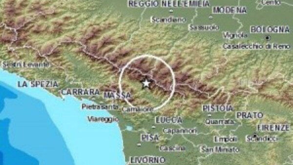 Dopo l’allarme lanciato ieri sera via Twitter tantissimi residenti nella zona della provincia di Lucca interessata in questi giorni da uno sciame sismico hanno deciso di non restare nelle proprie case. Fortunatamente però non ci sono state scosse di rilievo.