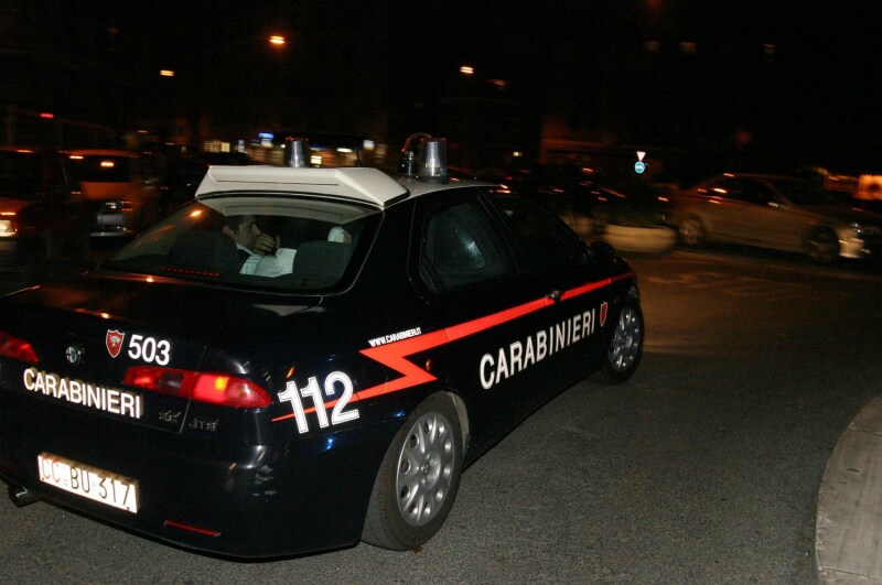 La donna è stata colpita da diversi fendenti dai vicini di casa e tutto è avvenuto davanti ai carabinieri e ai vigili del fuoco intervenuti per un incendio scoppiato in un magazzino. L’ultima coltellata al cuore è stata fatale: Nezha Belakhdar, nazionalità marocchina, è morta.