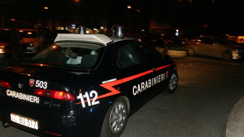 La donna è stata colpita da diversi fendenti dai vicini di casa e tutto è avvenuto davanti ai carabinieri e ai vigili del fuoco intervenuti per un incendio scoppiato in un magazzino. L’ultima coltellata al cuore è stata fatale: Nezha Belakhdar, nazionalità marocchina, è morta.