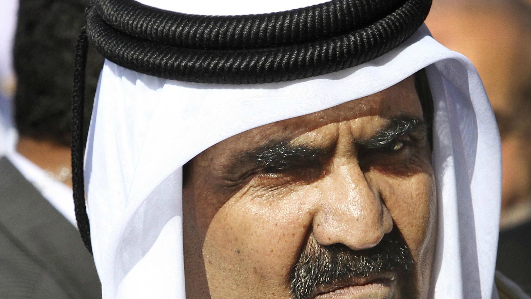 Uno degli uomini più ricchi al mondo è andato a spendere i suoi soldi in una dei Paesi dell’Eurozona più in crisi. È Hamad bin Khalifa Al Thani, sceicco arabo, che ha comprato sei splendide isole nel Mar Ionio pagando 8.5 milioni di euro.