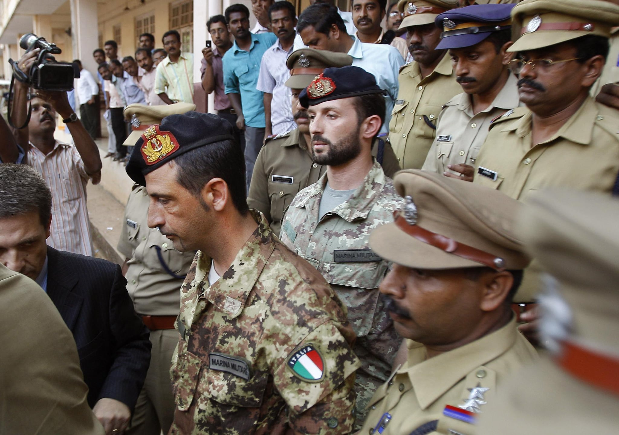 Così i Fucilieri di Marina sono stati definiti dal governatore dello stato del Kerala, intanto è stato nominato il giudice del tribunale. Latorre al Tg1: “Siamo militari, abbiamo le stellette. Sappiamo obbedire, nella buona e nella cattiva sorte”.