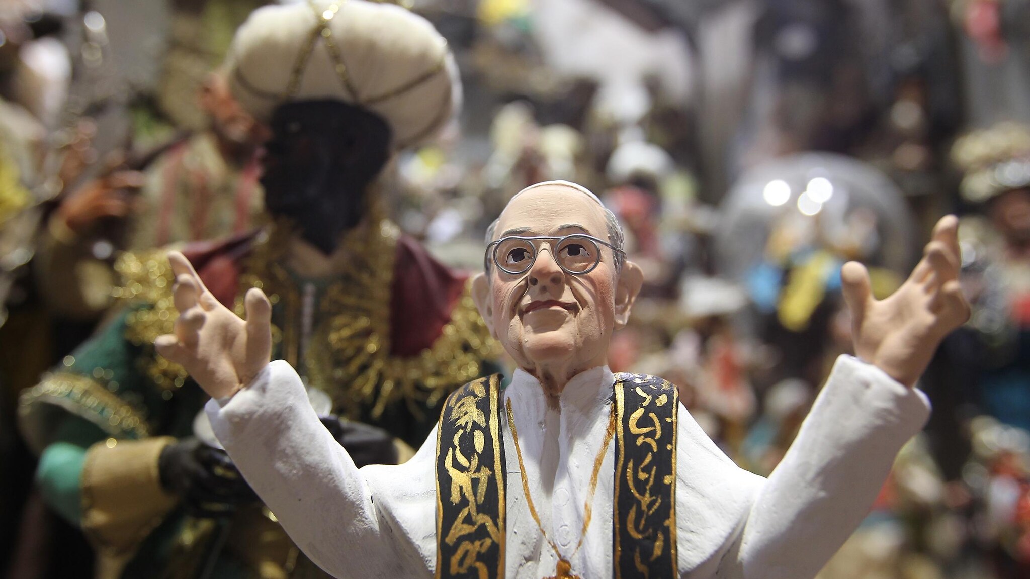 Ha sorriso Papa Francesco nella prima apparizione dalla Loggia delle Benedizioni e sorride anche la sua statuita che già è arrivata nel presepe di San Gregorio Armeno, a Napoli. L’artigiano che l’ha realizzata questa notte è Genny De Virgilio.