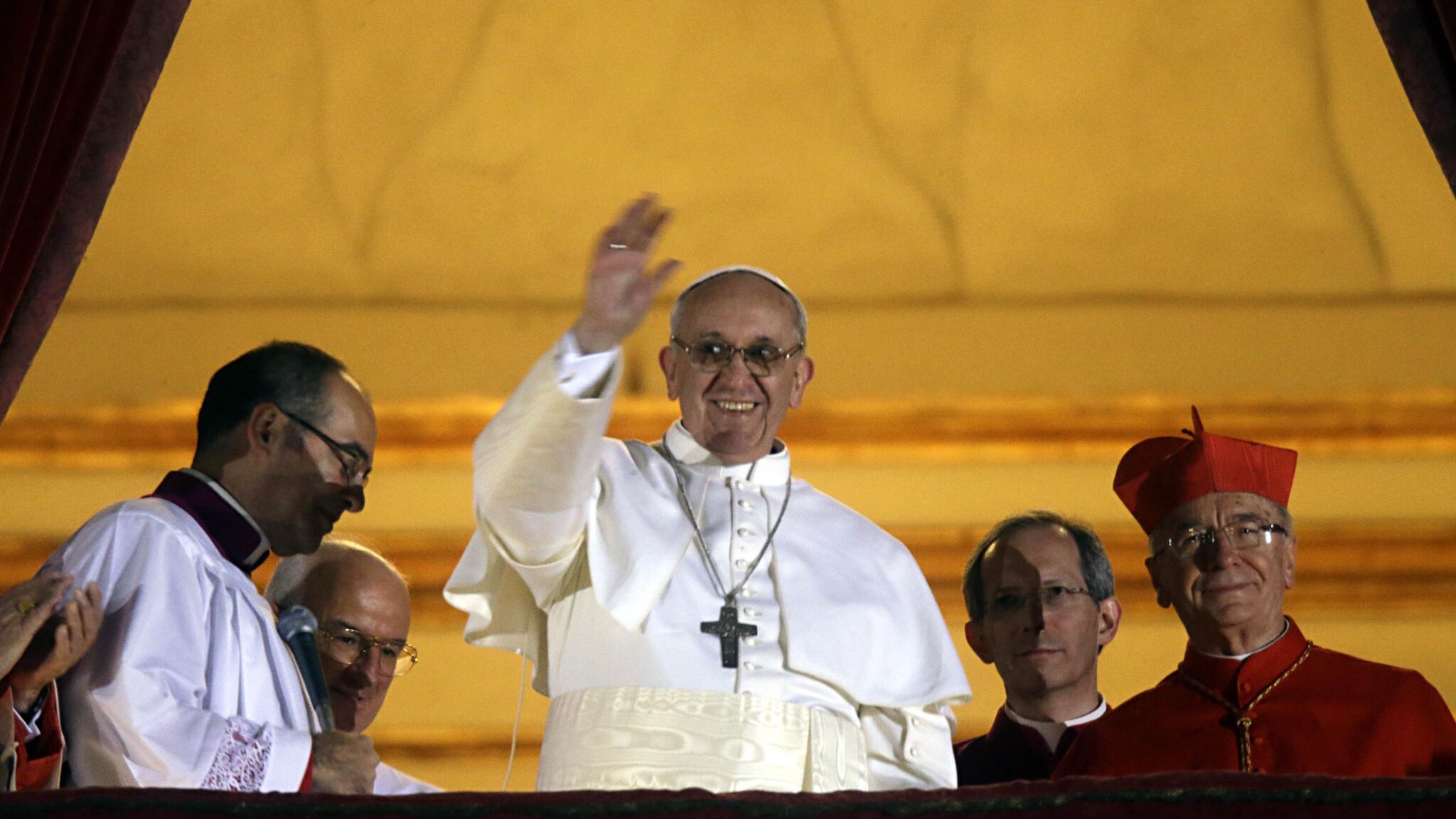 Avrà luogo oggi a Castel Gandolfo il tanto atteso incontro tra Papa Bergoglio, eletto il 13 marzo come successore di Benedetto XVI, e colui che l’ha preceduto e che ha scelto di lasciare il suo Pontificato, il Papa emerito Joseph Ratzinger. I due Papi vestiti di bianco si incontreranno intorno mezzogiorno.