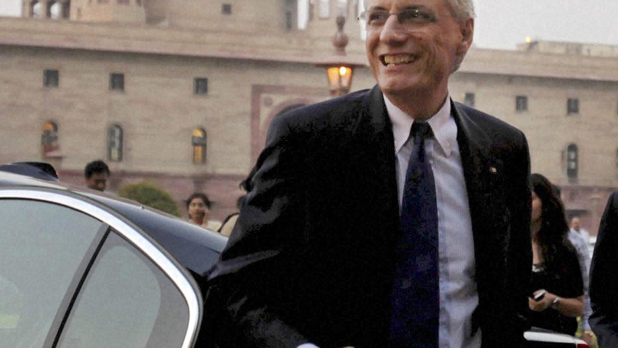 Resta complicato il caso relativo ai due militari Latorre e Girone che, l’ha annunciato il Governo italiano, non torneranno in India. Secondo l’ex difensore dei marò Daniele Mancini, ambasciatore d’Italia a New Delhi, potrebbe essere arrestato in quanto responsabile del non ritorno.
