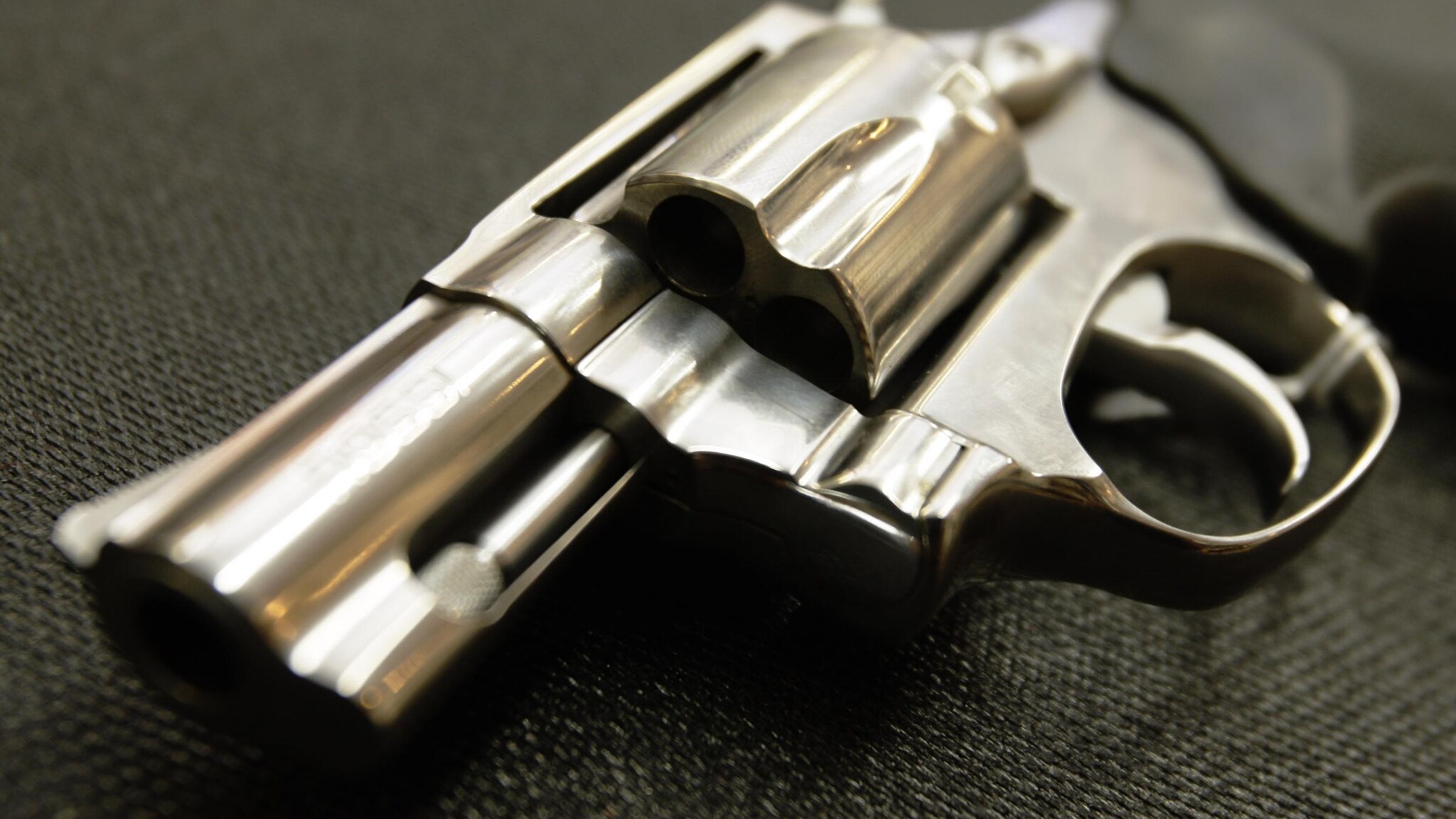 L’assassino ha ucciso due persone e poi avrebbe puntato l’arma verso se stesso suicidandosi. Probabilmente era un componente dello staff del centro di addestramento della base.
