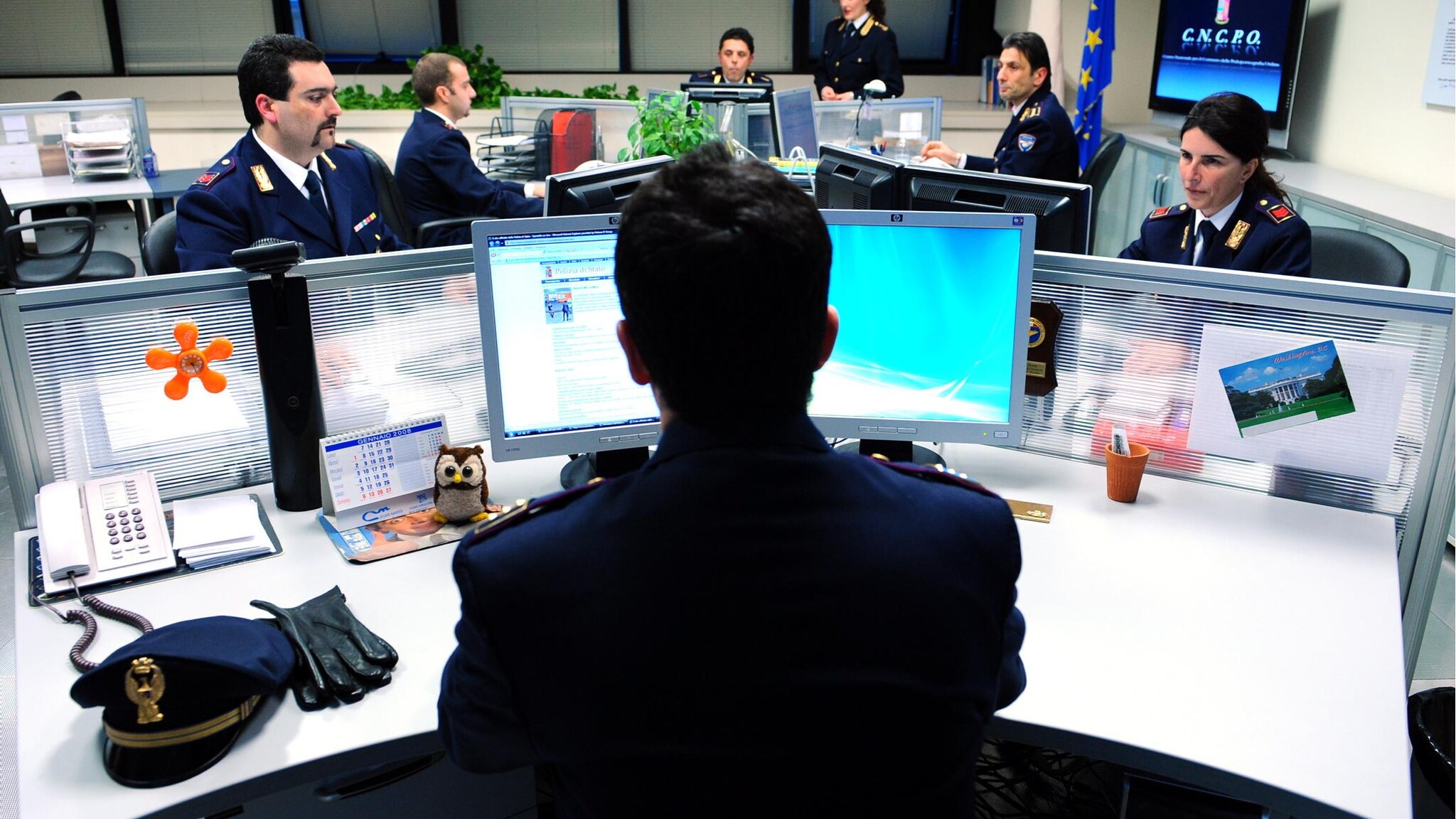 Una collezione di 105mila filmati pedopornografici con diverse immagini di neonati, soprattutto stranieri. La polizia postale ha arrestato in provincia di Roma un impiegato di banca di 52 anni e sta cercando di risalire alle vittime degli abusi.