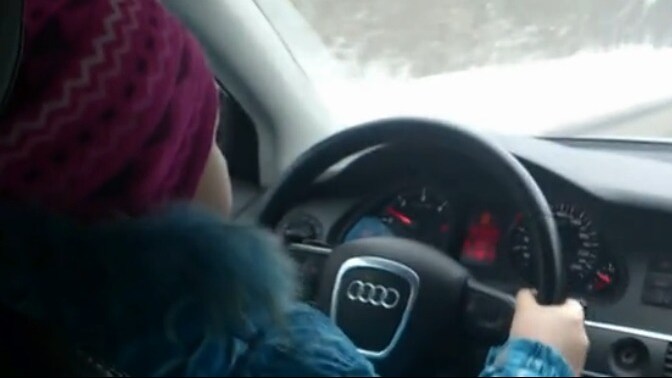 Sta spopolando il video diffuso su internet di una ragazzina alla guida di un’auto sulle strade ghiacciate della Russia. Il padre e la madre sono in macchina con lei e la incitano ad accelerare, a non aver paura.