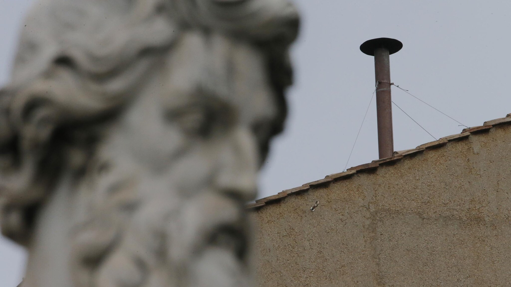 Si apre oggi il Conclave che eleggerà il successore del Papa dimissionario: i cardinali elettori entreranno nel pomeriggio nella Cappella Sistina e giureranno per l’elezione del Pontefice, poi seguirà la prima votazione. Da quel momento parleranno le fumate.