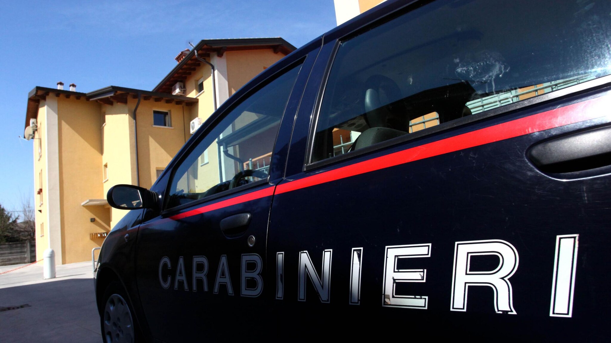 Una donna di 56 anni ha ucciso, nella loro abitazione alle porte di Roma, il convivente di 61 anni. Lo ha colpito ripetutamente con un coltello in seguito a una discussione. È stata fermata dai carabinieri.