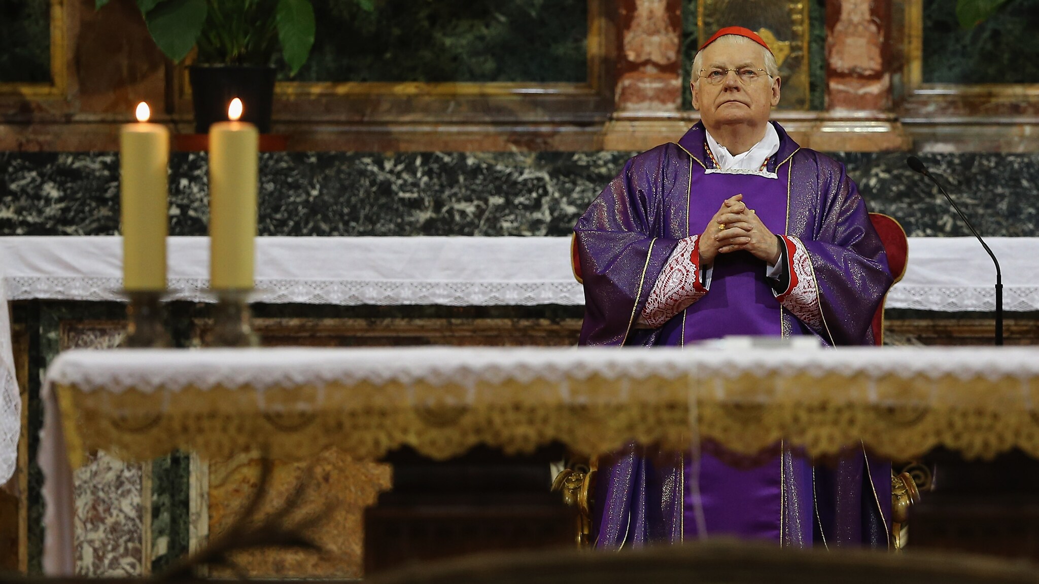 In attesa del Conclave del 12 marzo molti cardinali hanno celebrato messa nelle parrocchie di Roma. L’italiano Angelo Scola ha pregato affinché “lo Spirito Santo offra alla sua chiesa l’uomo che possa condurla sulle orme segnate dai grandi pontefici”.