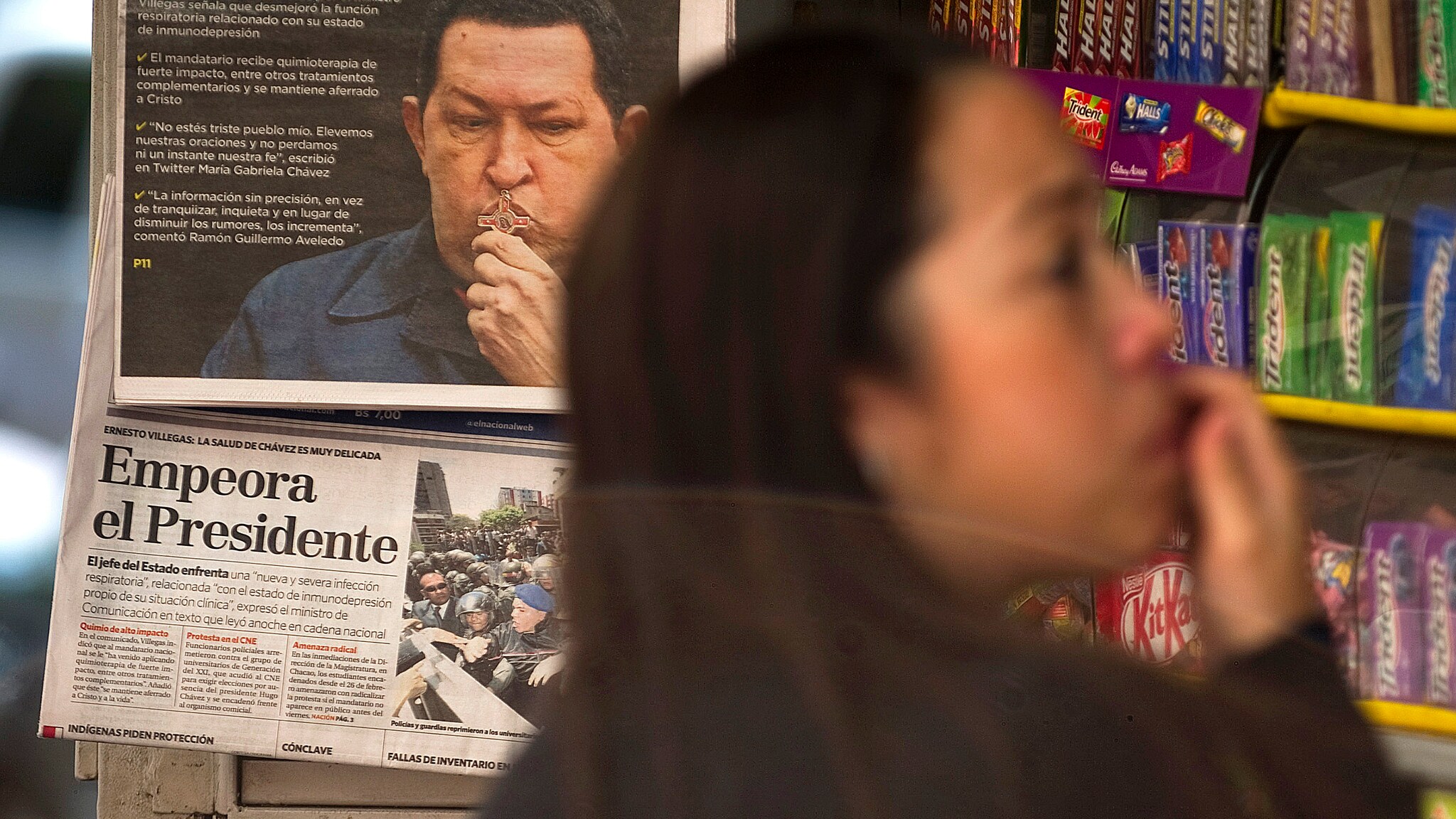 Le condizioni di salute del presidente venezuelano peggiorano e attualmente sono state definite “molto delicate”. Il vicepresidente Maduro attacca: “Un piano per destabilizzare il Paese”.