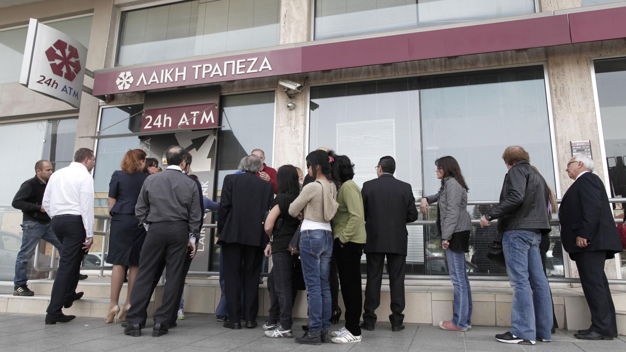 Dopo circa due settimane oggi, alle 12 ora locale, a Cipro le banche riaprono i battenti. Ma lo fanno imponendo forti restrizioni ai clienti. A partire da un limite ai prelievi fissato a 300 euro al giorno.