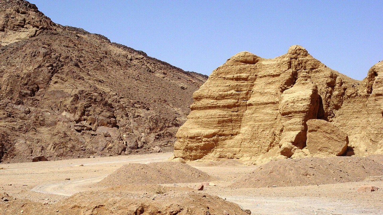 Due turisti sono stati rapiti oggi nel Sinai egiziano da un gruppo di beduini armati: secondo quanto ha riferito la televisione Canale 3 si tratta di un israeliano e di una donna belga.