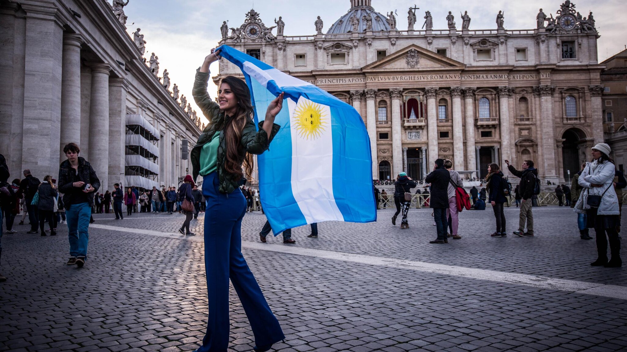 In una lettera ufficiale il nunzio apostolico di Buenos Aires, Emil Paul Tscherrig, fa sapere cosa desidera Papa Bergoglio per l’inizio del suo pontificato. Il prossimo 19 marzo invece di andare a Roma per festeggiare il nuovo Papa meglio destinare il denaro a opere di carità.