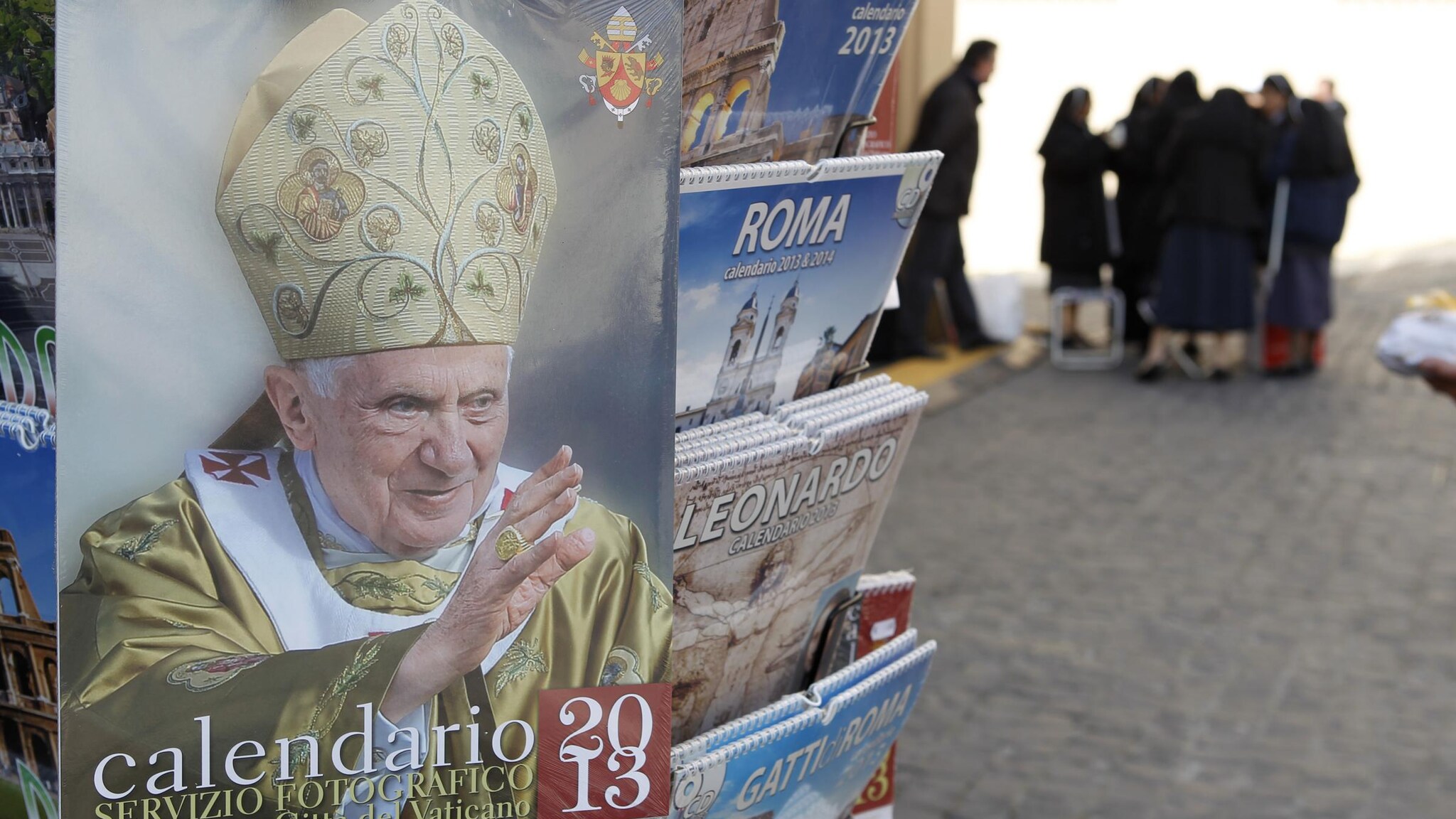 Padre Lombardi, portavoce della Santa Sede, ha parlato della notte di Benedetto XVI successiva alla rinuncia al soglio pontificio. Il Papa emerito, ha detto il gesuita, ha anche rivisto il suo addio in tv. Da oggi in poi Joseph Ratzinger vivrà tra preghiera e riflessione.