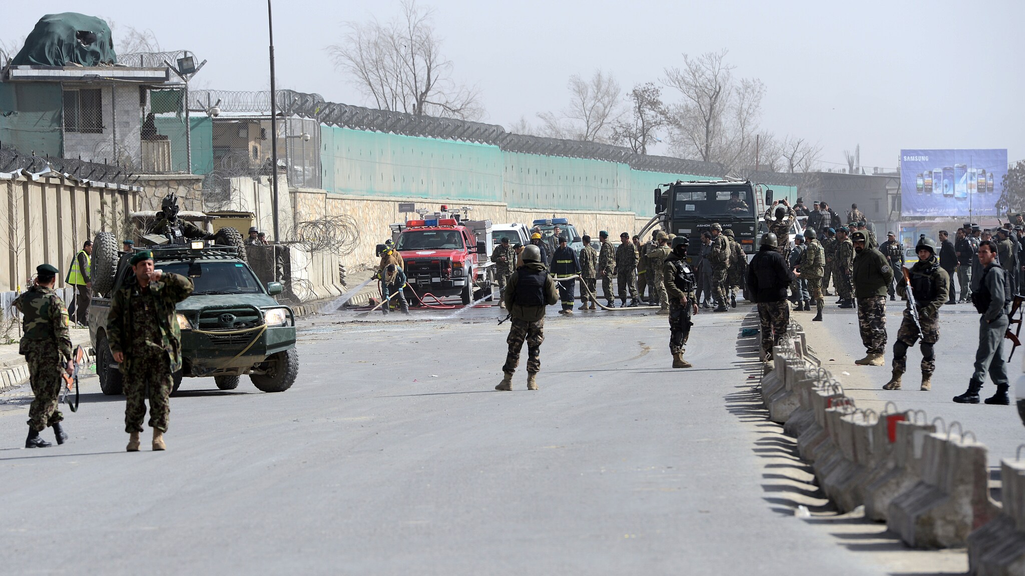 Due attentati in Afghanistan in poche ore: il bilancio è di almeno 18 morti, tra cui 8 bambini e un poliziotto, e 15 feriti. I piccoli stavano giocando nei pressi del luogo dove un kamikaze si è fatto saltare in aria.