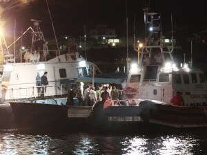 Questa notte 77 immigrati sono stati soccorsi dagli uomini della Capitaneria di Porto a circa 145 miglia a sud est della costa italiana di Lampedusa. A qualche ora dal salvataggio un altro allarme: c’è una seconda imbarcazione in difficoltà con circa 60 persone a bordo.