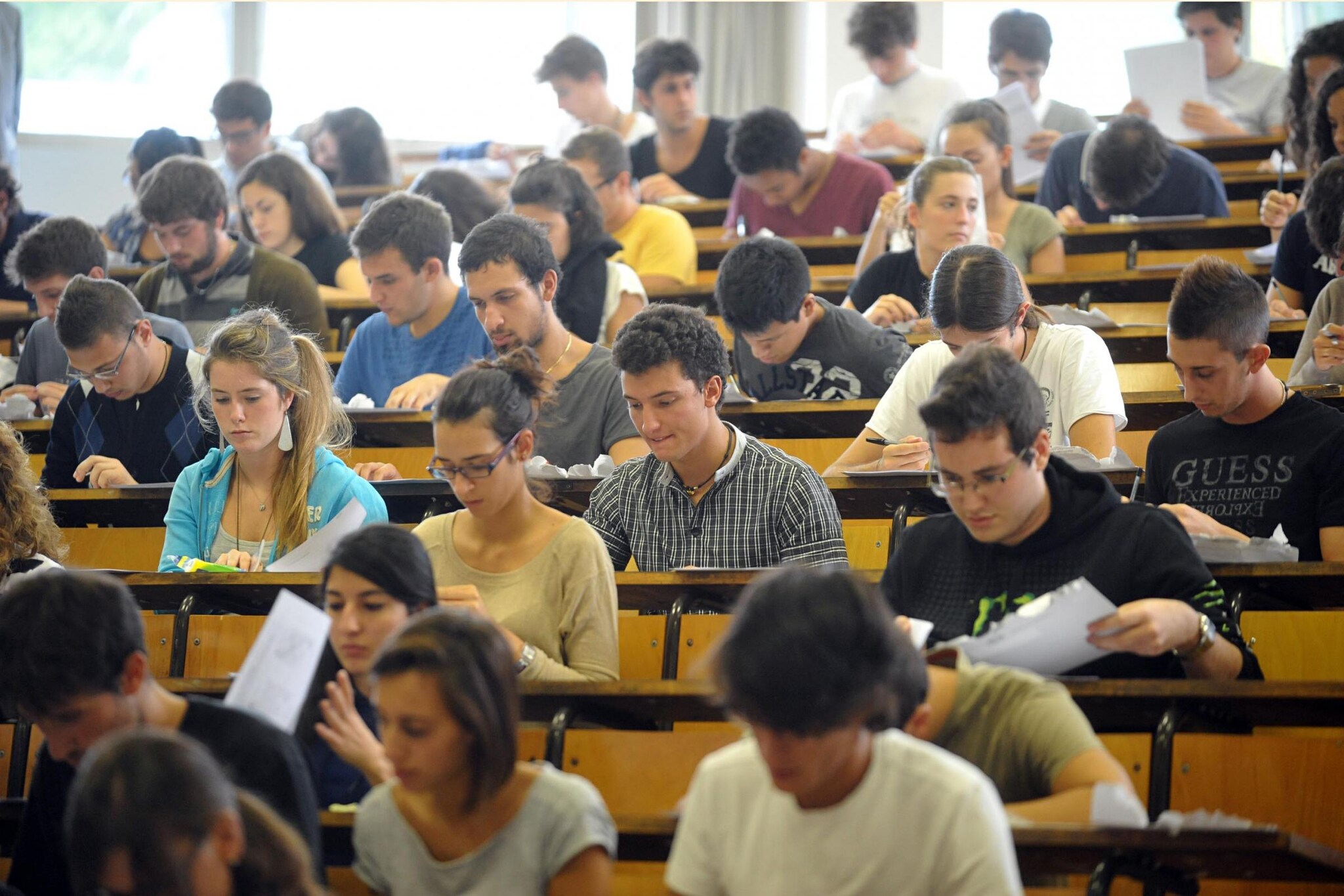 È sempre più difficile per i “dottori” trovare un impiego e spesso, chi lavora, lo fa in nero. Secondo un’indagine di Almalaurea su 400mila ragazzi lavorano senza contratto quasi il 13 per cento dei laureati in diverse facoltà, da medicina a giurisprudenza.
