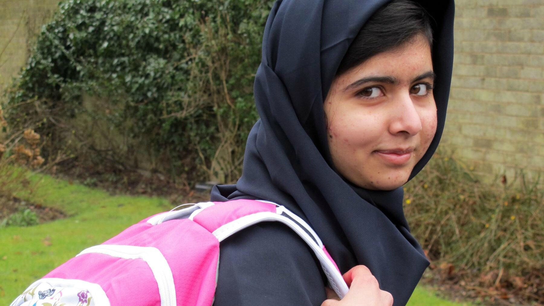 Malala Yousafzai, la ragazzina del Pakistan aggredita e quasi uccisa dai talebani lo scorso ottobre, torna in classe nella sua nuova scuola nel Regno Unito, a Birmigham. Sul suo volto un grande sorriso e nelle sue parole la felicità di poter studiare.