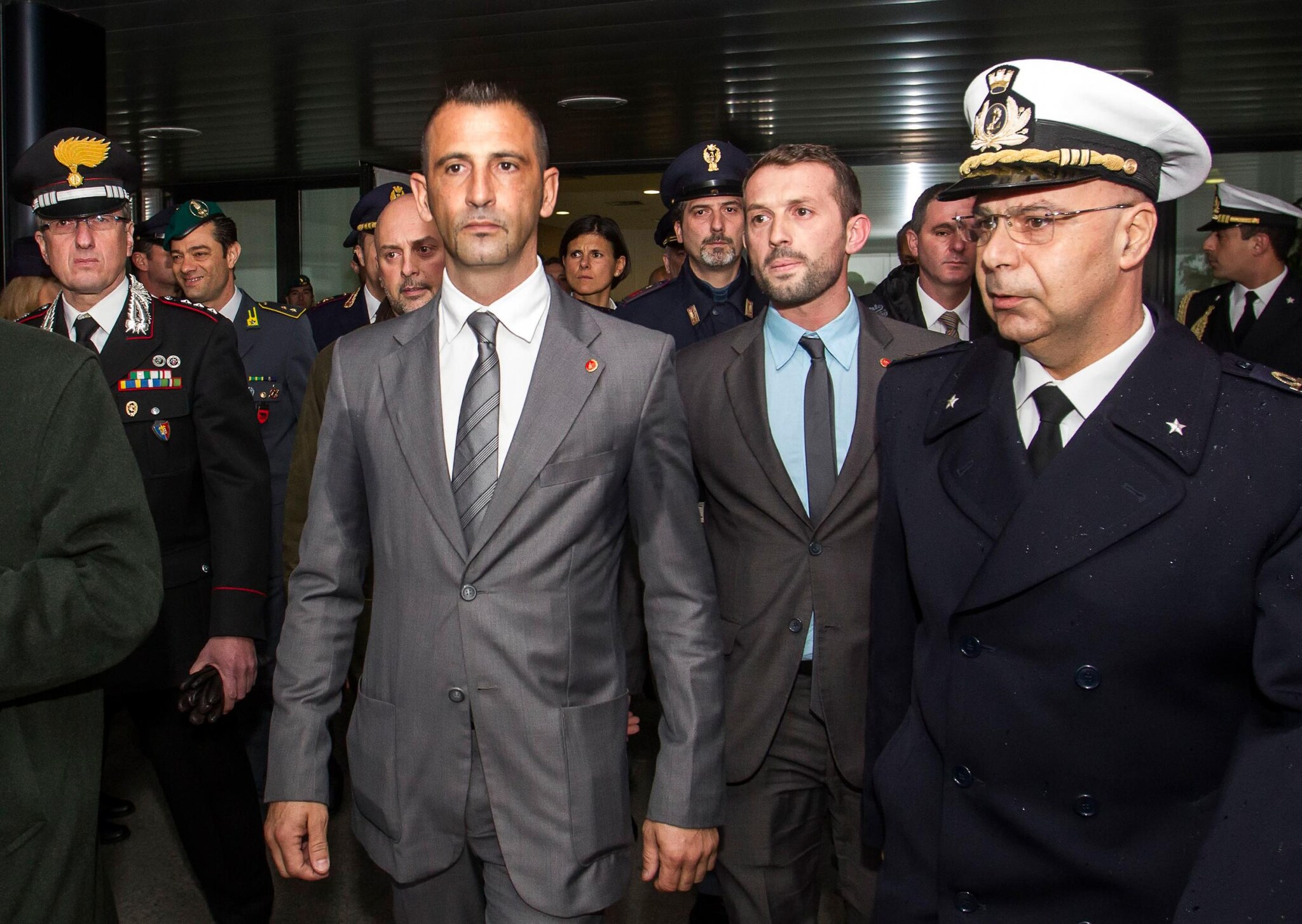 Latorre e Girone sono arrivati a New Delhi intorno alle 18 ora locale (le 13.30 italiane), insieme a loro c’è Staffan de Mistura il quale ha rassicurato sul trattamento che gli sarà riservato. In Italia è polemica: martedì l’informativa del Governo sulla vicenda.