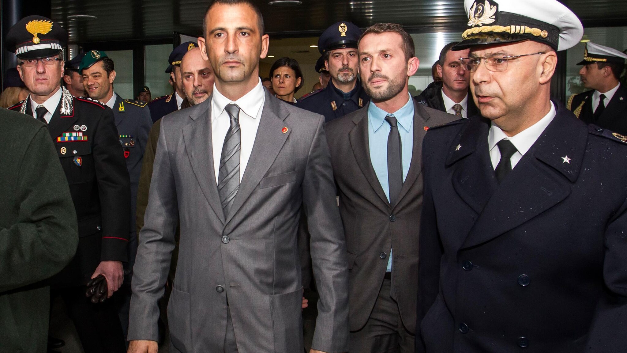 Latorre e Girone sono arrivati a New Delhi intorno alle 18 ora locale (le 13.30 italiane), insieme a loro c’è Staffan de Mistura il quale ha rassicurato sul trattamento che gli sarà riservato. In Italia è polemica: martedì l’informativa del Governo sulla vicenda.