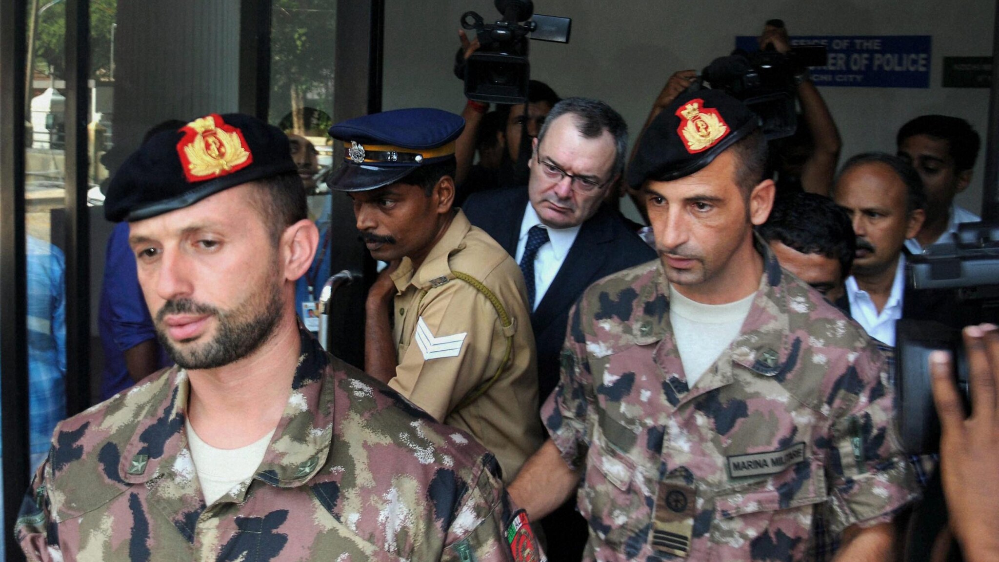 Ieri l’annuncio del ministro Terzi: Latorre e Girone resteranno in Italia. Militari e istituzioni soddisfatti ma dall’India arrivano i primi duri commenti. Il partito dell’opposizione parla di “inganno contro la Corte Suprema”. Il primo ministro Singh: “Assolutamente inaccettabile”.