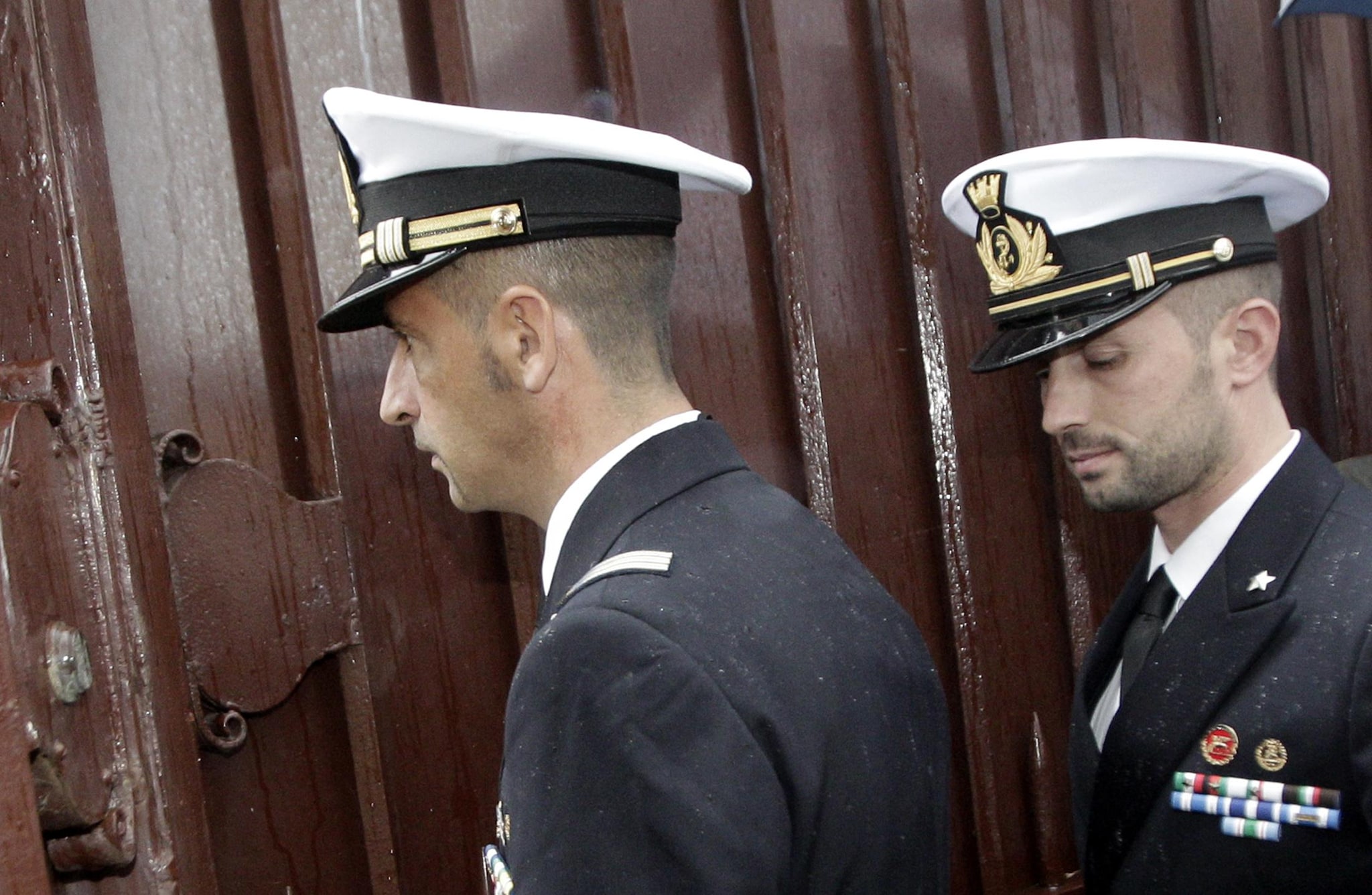 Latorre e Girone ripartiranno già stasera per l’India e saranno accompagnati dal sottosegretario agli Esteri Staffan De Mistura. Il Capo dello Stato Napolitano ai marò: “Apprezzamento per il senso di responsabilità”. E dall’India: “Un bene per entrambi i Paesi”.