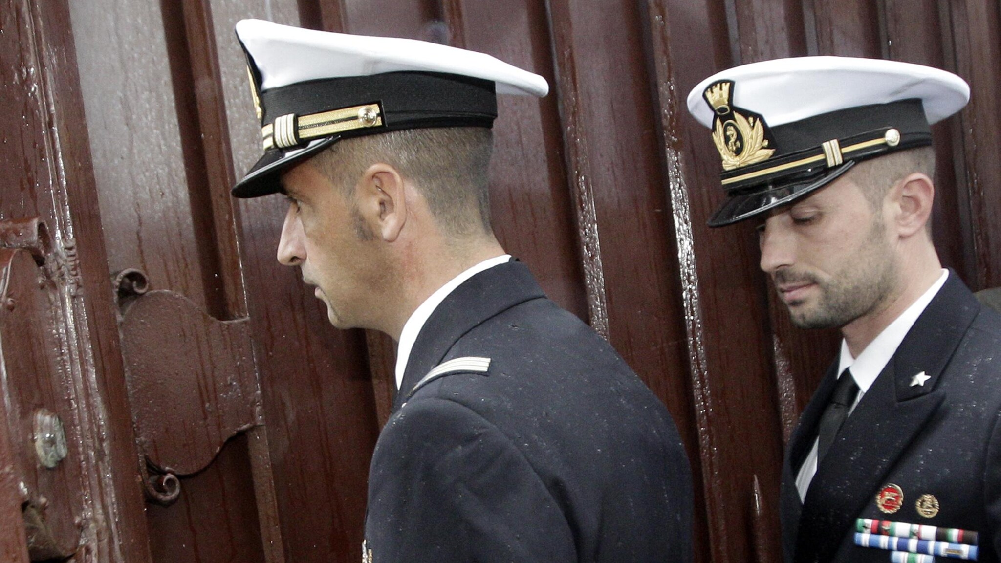 Latorre e Girone ripartiranno già stasera per l’India e saranno accompagnati dal sottosegretario agli Esteri Staffan De Mistura. Il Capo dello Stato Napolitano ai marò: “Apprezzamento per il senso di responsabilità”. E dall’India: “Un bene per entrambi i Paesi”.