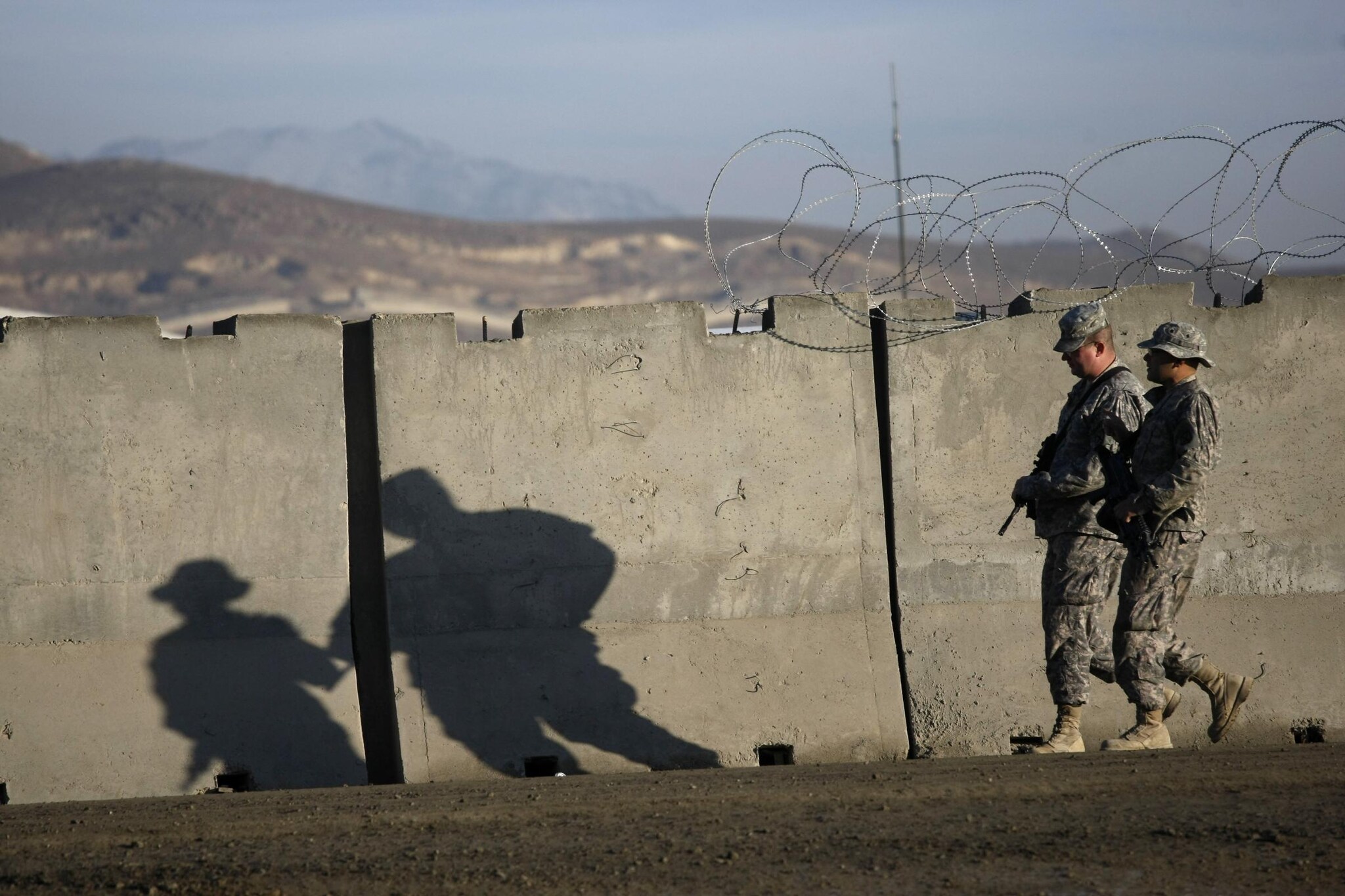 L’Isaf ha reso noto che un uomo che indossava una divisa delle Forze di sicurezza afghane ha aperto il fuoco oggi contro un gruppo di militari nella provincia di Maidan Wardak. Ci sarebbero “numerosi morti”.