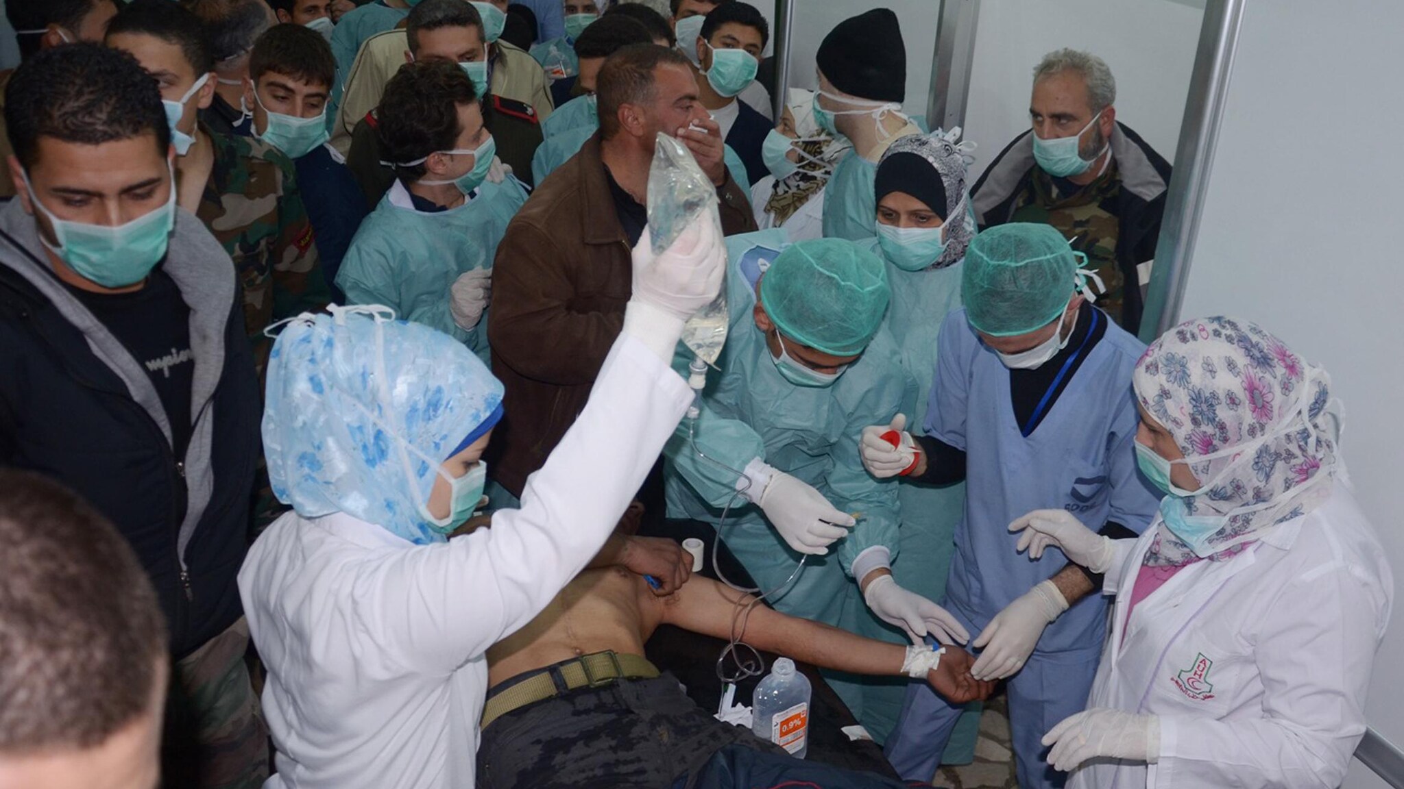 Il regime di Assad e i ribelli si accusano a vicenda di aver sparato un razzo carico di agenti chimici alla periferia di Aleppo. È la prima volta che vengono utilizzati gas nervini in Siria. Tra le vittime si sono registrati casi di soffocamento.