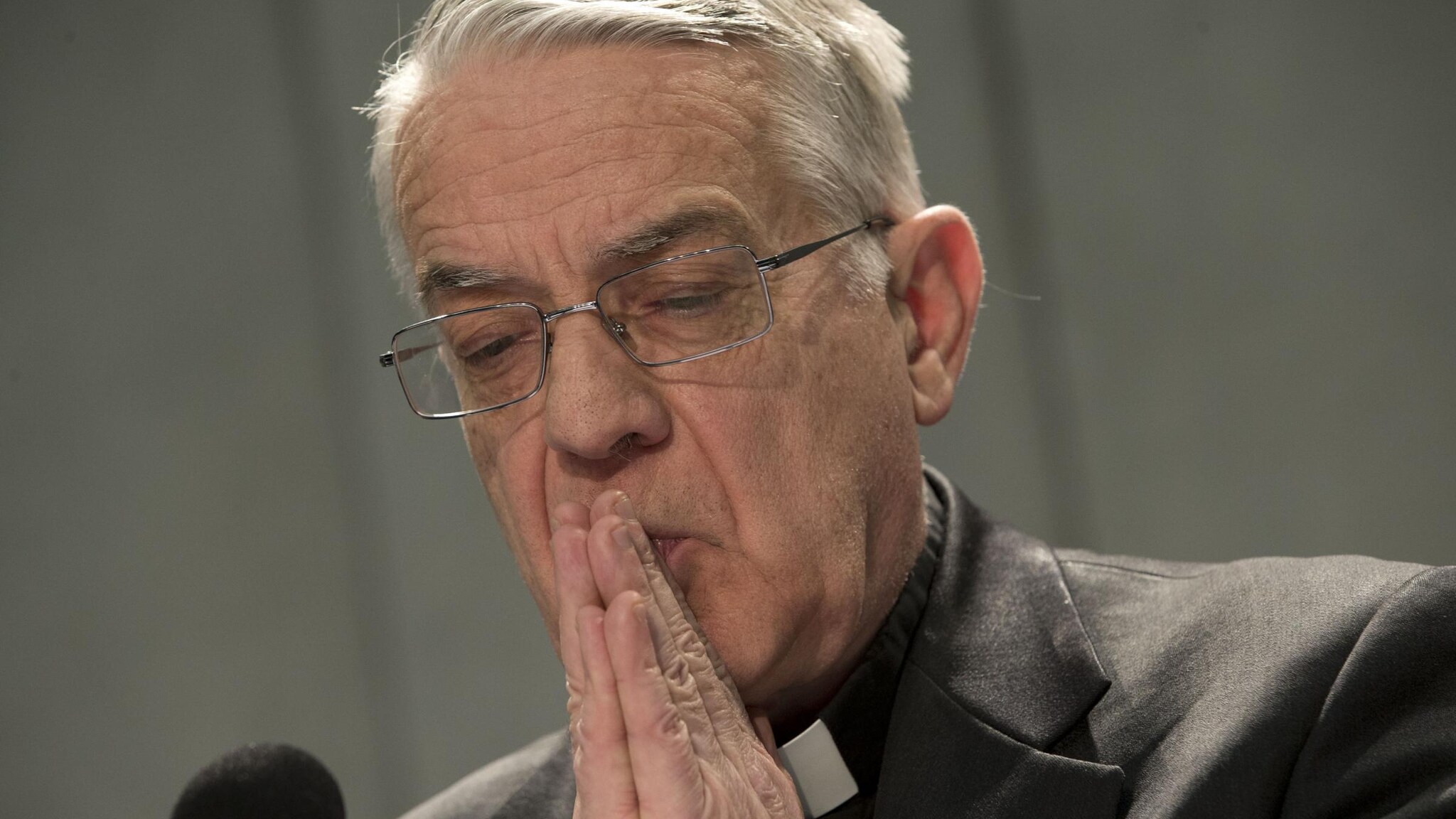 Il portavoce della Santa Sede padre Federico Lombardi ha parlato con i giornalisti nel secondo giorno del Conclave, dopo la fumata nera della mattinata. Per il gesuita non c’è motivo di parlare di divisioni tra i cardinali.