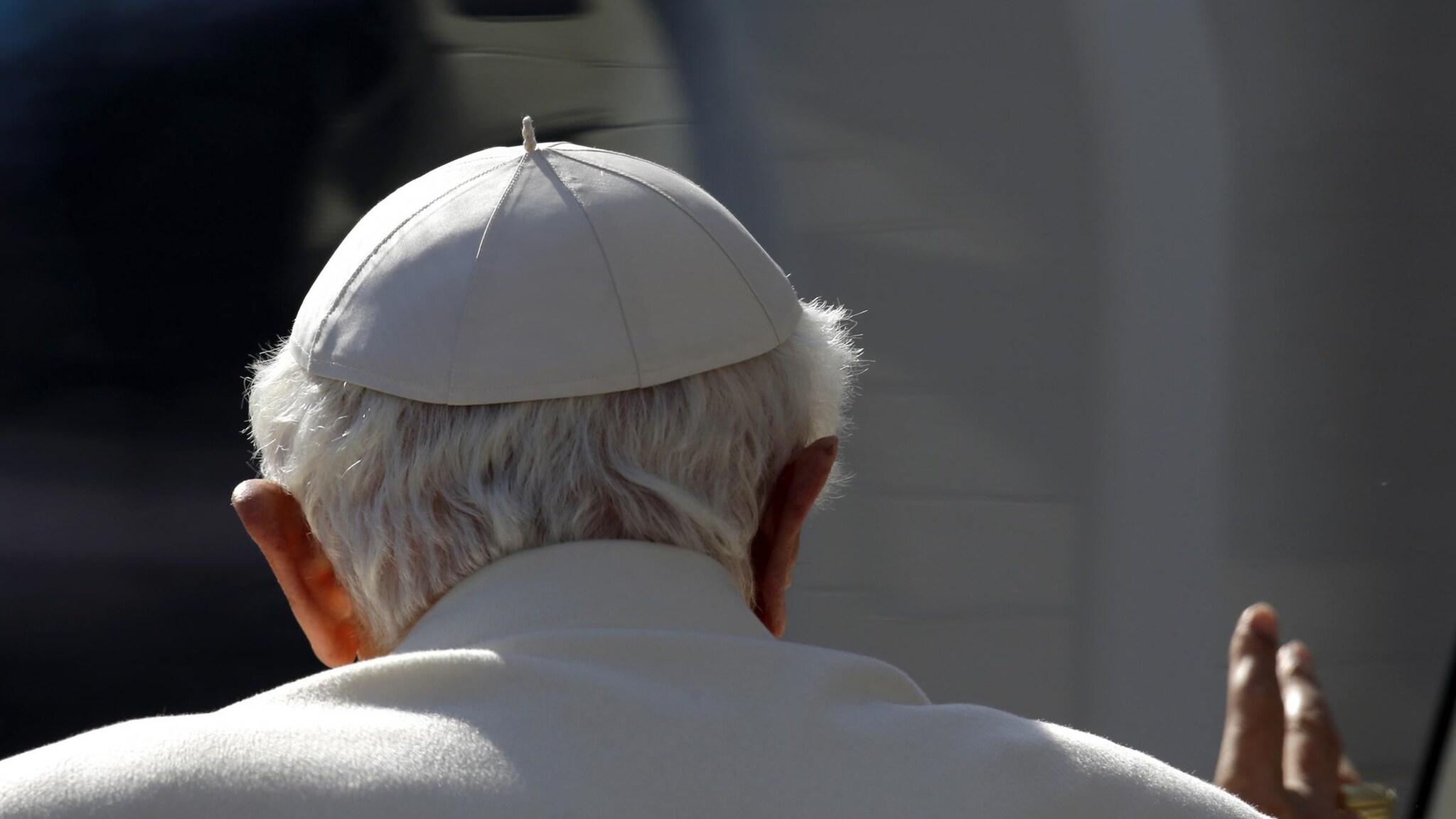 Un gesto che ha sconvolto la comunità di Castelvittorio, in provincia di Imperia. Il parroco Don Andrea Maggio, dipinto da alcuni come depresso e con problemi psicologici, ha accusato il Papa di non essere un pastore e durante l’omelia ha bruciato una sua immagine.