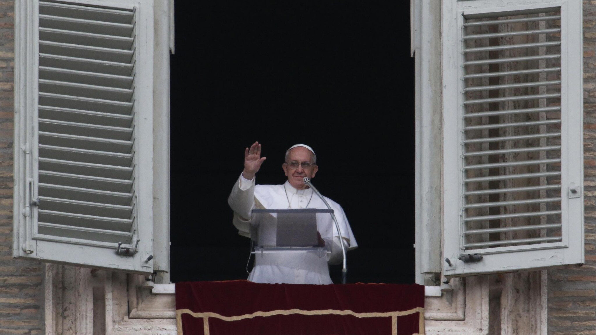 Domani, a Papa Bergoglio, sarà offerto dal cardinale Angelo Sodano l’anello del pescatore che non sarà d’oro ma semplicemente d’argento. Lo ha detto il direttore della Sala Stampa vaticana padre Federico Lombardi.