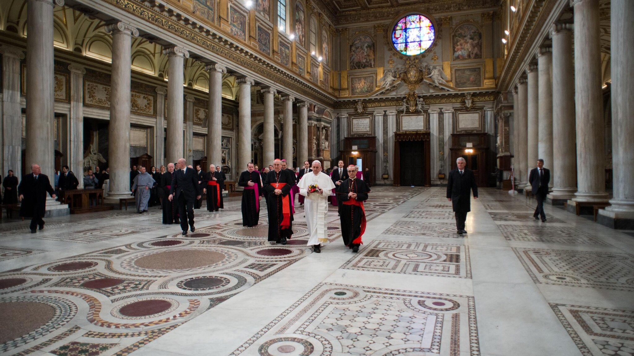 Il Fatto Quotidiano ricostruisce la visita di ieri del Pontefice a Santa Maria Maggiore e rivela un particolare sul quale il portavoce vaticano aveva minimizzato. Papa Francesco, come primo atto di pulizia, sarebbe intenzionato a trasferire (in clausura) il prelato accusato di aver coperto i preti pedofili.