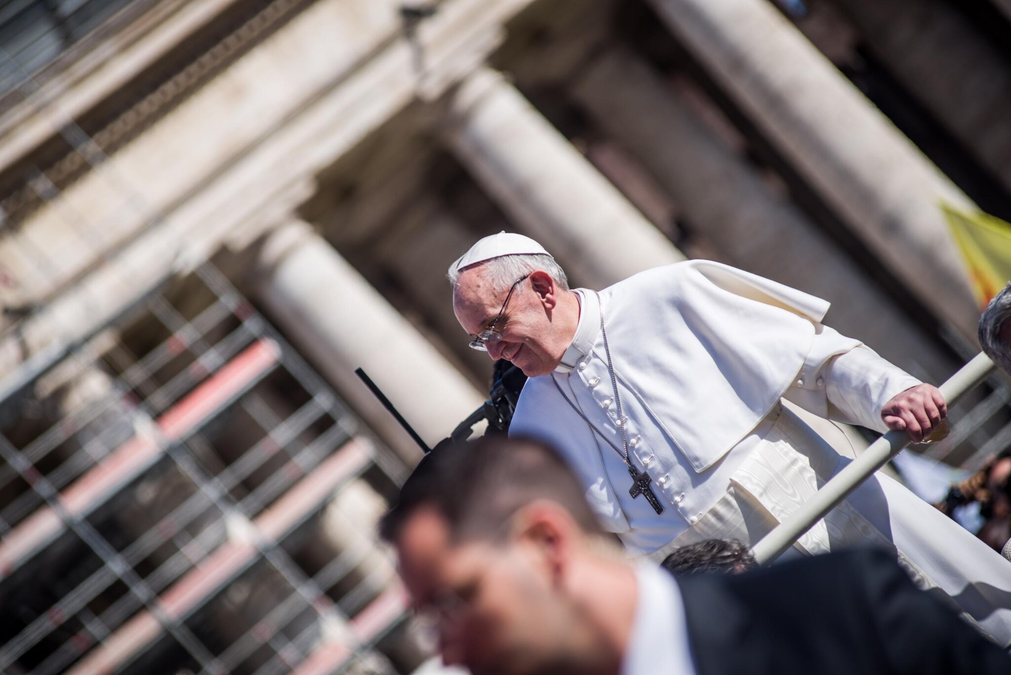 Francesco ha ricevuto in udienza i diplomatici nella Santa Sede e a loro ha spiegato le linee portanti del suo impegno e dell'impegno della sua diplomazia, per tutti i popoli. Con voi, ha detto il Papa, abbraccio idealmente i vostri popoli, i vostri concittadini, di cui ho presenti "gioie, drammi, attese, desideri".
