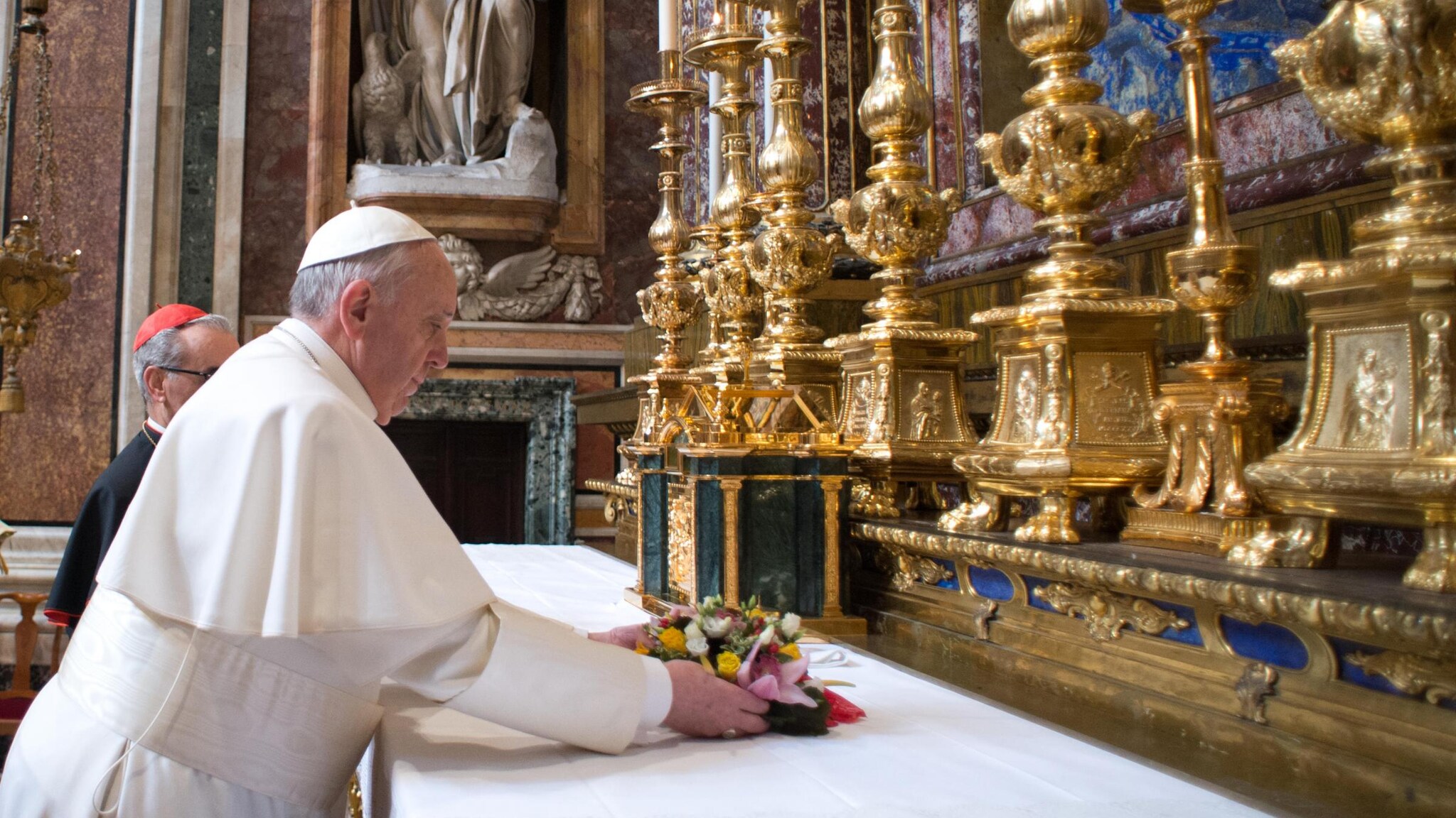 La giornata di Jorge Mario Bergoglio è iniziata stamane a Santa Maria Maggiore, dove il Papa si è recato per pregare la Madonna. Quello di padre Lombardi è il racconto delle prime ore di Francesco, che ha anche voluto pagare il conto del suo soggiorno precedente al Conclave.