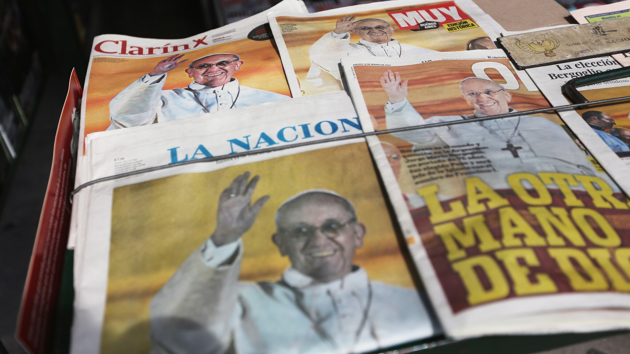 Il portavoce della Santa Sede, padre Federico Lombardi, risponde con decisione alle accuse mosse nei confronti di Papa Bergoglio: “Contro di lui non c’è nessuna accusa concreta e credibile, protesse molte persone”.