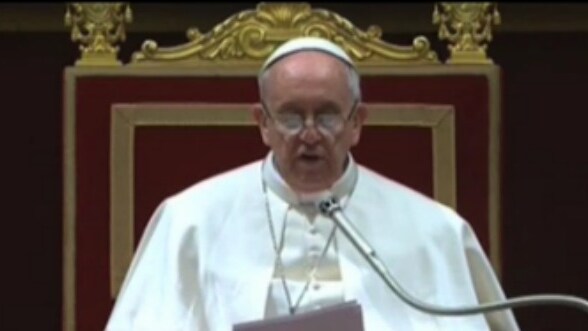 I 114 cardinali elettori del Conclave più coloro che non sono entrati nella Cappella Sistina hanno atteso oggi Papa Francesco per un incontro nella sala Clementina del palazzo apostolico. Domenica il primo Angelus in piazza San Pietro.