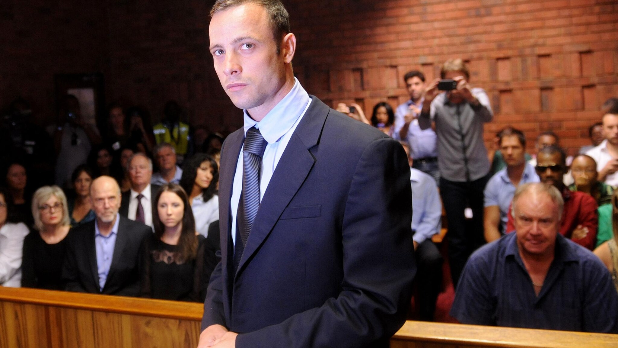 Gli avvocati di Oscar Pistorius, l’atleta sudafricano accusato dell’omicidio della fidanzata Reeva Steenkamp, chiedono di alleggerire le condizioni della sua libertà vigilata. Vogliono che Pistorius possa tornare nella villa di Pretoria e possa viaggiare.