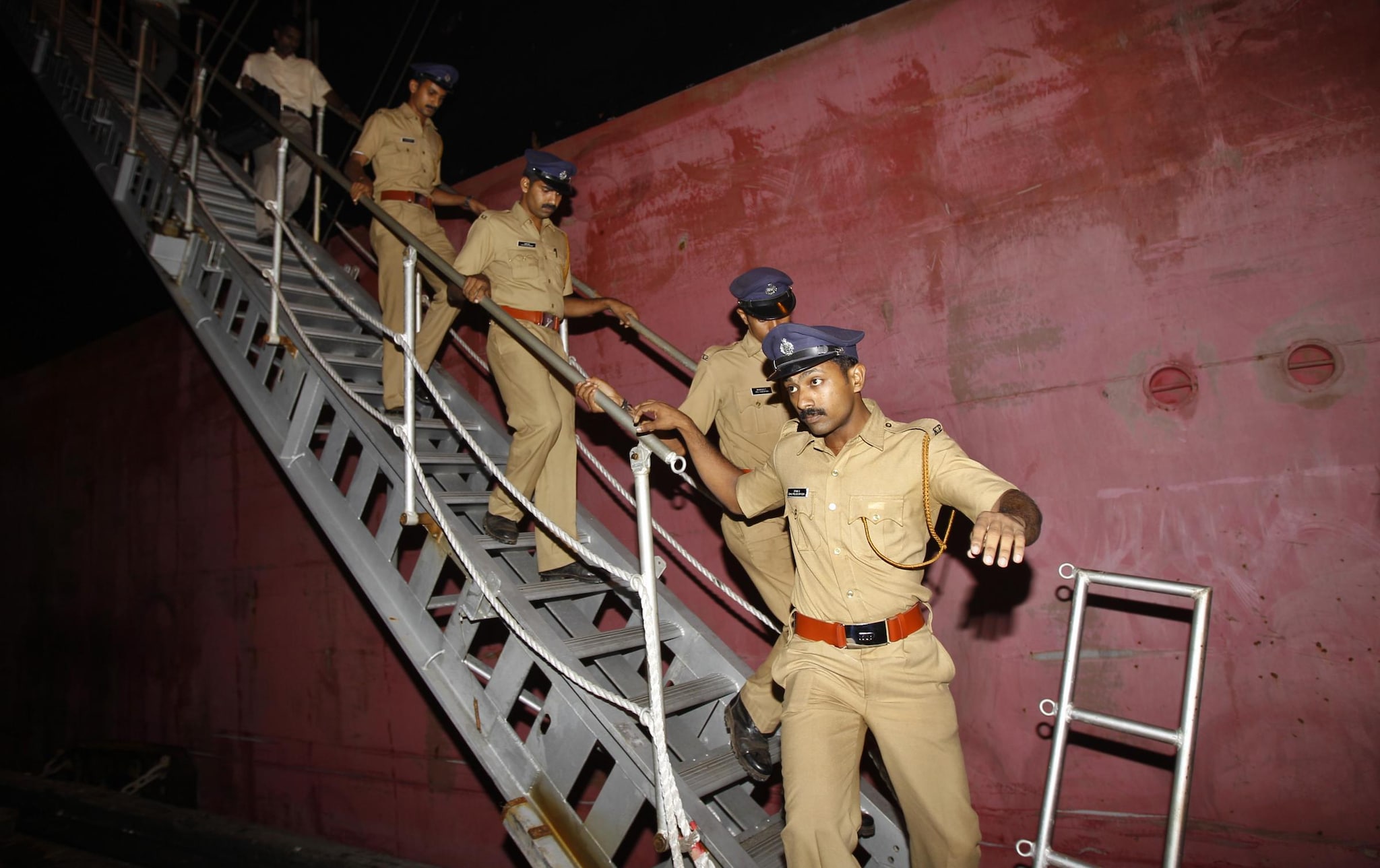 Sembra ripetersi la complessa storia dei marò italiani Latorre e Girone: due marinai tedeschi sono stati arrestati ieri in India, 10 giorni dopo che la nave su cui viaggiavano si sarebbe scontrata con un peschereccio e avrebbe provocato la morte di una persona.