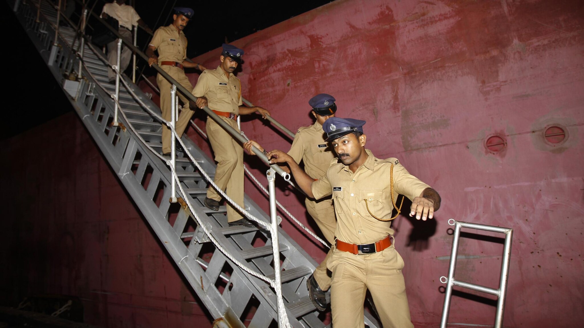 Sembra ripetersi la complessa storia dei marò italiani Latorre e Girone: due marinai tedeschi sono stati arrestati ieri in India, 10 giorni dopo che la nave su cui viaggiavano si sarebbe scontrata con un peschereccio e avrebbe provocato la morte di una persona.