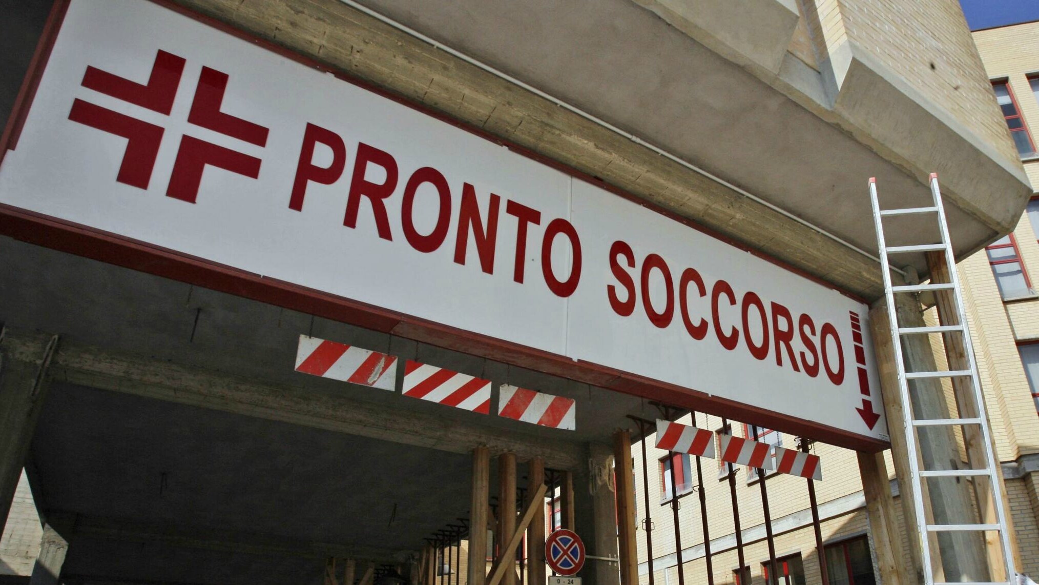 Il Sindacato medici italiani (Smi) cita l’ultima inchiesta parlamentare sull’efficienza del servizio sanitario nazionale e denuncia che da un’indagine a campione su 200 strutture emerge che, in caso di sisma, il 75% crollerebbe. A Sud le strutture più a rischio.